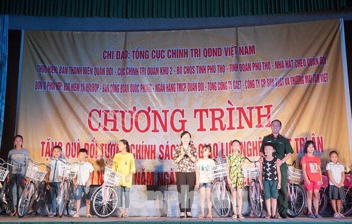 Lãnh đạo Ban dân vận Tỉnh ủy và Bộ CHQS tỉnh Phú Thọ trao tặng xe đạp cho học sinh có hoàn cảnh khó khăn trên địa bàn
