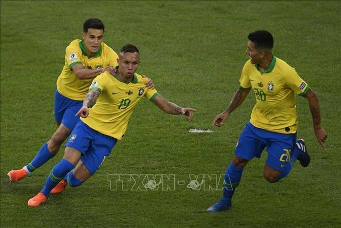 Pha ăn mừng bàn thắng mở tỷ số 1-0 của tuyển thủ Brazil Everton Soares (giữa) trong trận chung kết Copa America 2019 gặp Peru trên sân Maracana, Rio de Janeiro ngày 7/7/2019 (giờ địa phương). Ảnh: AFP/TTXVN