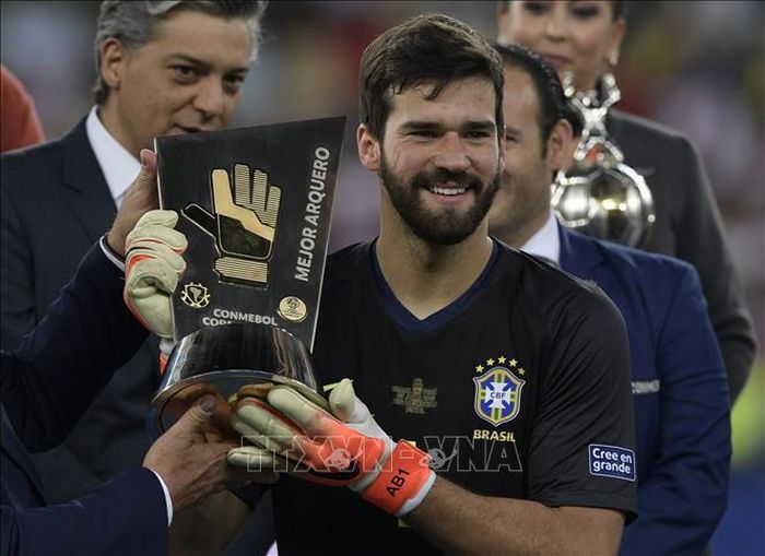 Thủ môn Alisson Becker của Brazil nhận danh hiệu "Thủ môn xuất sắc nhất" tại lễ trao giải sau trận trung kết Copa America 2019 ở thành phố Rio de Janeiro ngày 7/7/2019. Ảnh: AFP/TTXVN