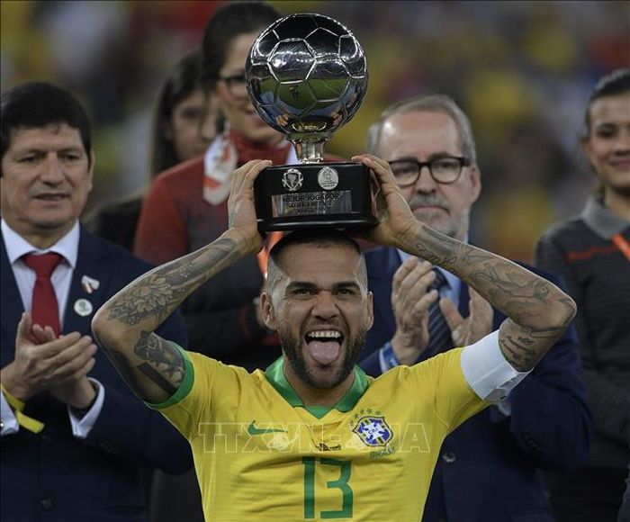 Hậu vệ đội trưởng Daniel Alves của Brazil nhận danh hiệu "Cầu thủ xuất sắc nhất" tại lễ trao giải sau trận trung kết Copa America 2019 ở thành phố Rio de Janeiro ngày 7/7/2019. Ảnh: AFP/TTXVN