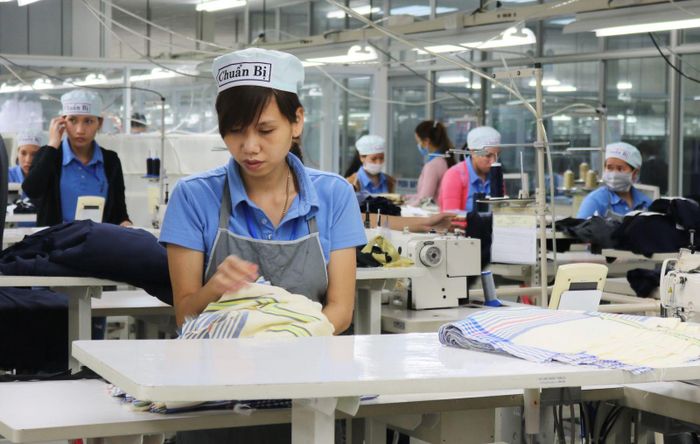 Người lao động tại các khu công nghiệp luôn "khát" nhà ở giá trẻ. Trong ảnh: Công nhân làm việc tại Khu Công nghiệp Phú Bài