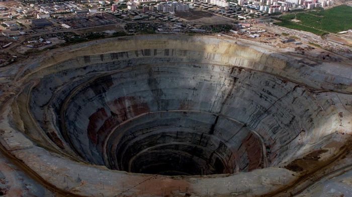 Mỏ rộng 1.200 m, sâu 525 m tại Yakutia, đông bắc Nga, khai thác kim cương và nhiều khoáng sản khác