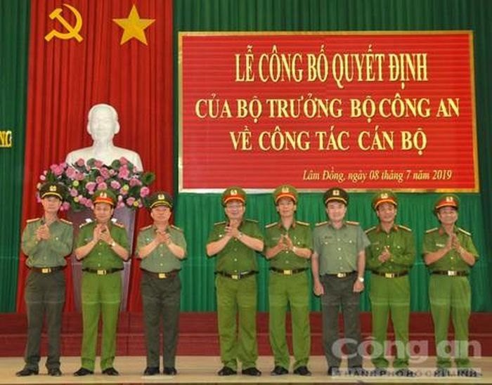 Ban Giám đốc Công Lâm Đồng chụp ảnh kỷ niệm với Thiếu tướng Bùi Văn Sơn