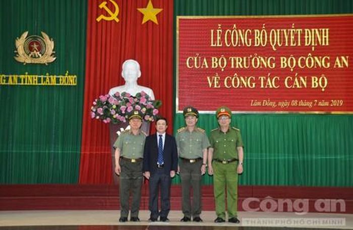 Thiếu tướng Bùi Văn Sơn - Giám đốc Công an tỉnh Lâm Đồng và Đại tá Vũ Nhân Khánh - Phó Giám đốc Công an tỉnh chụp ảnh kỷ niệm với Thứ trưởng Nguyễn Văn Thành và Chủ tịch UBND tỉnh Lâm Đồng Đoàn Văn Việt