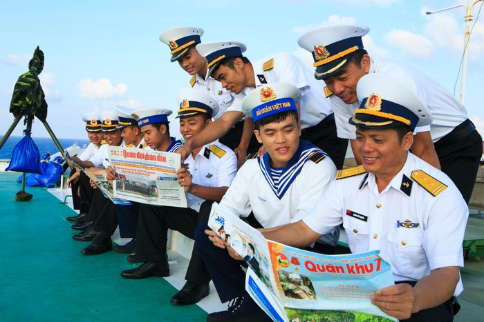 Báo chí là món ăn tinh thần quý giá từ đất liền gửi ra.