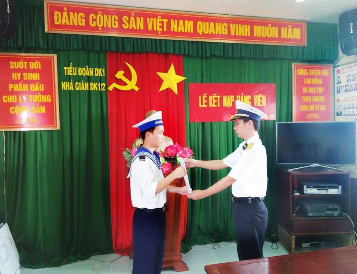 Lễ kết nạp đảng viên trên Nhà giàn Phúc Tần 3A.