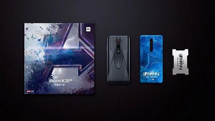  Chiếc điện thoại Redmi K20 Pro Avengers Edition có 1 màu đen với họa tiết mạnh mẽ ở mặt lưng đi kèm với một ốp lưng với bộ cánh màu xanh mang biểu tượng các siêu anh hùng Avengers quen thuộc cùng logo Avengers. 