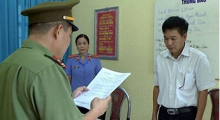 Ông Trần Xuân Yến, Phó Giám đốc Sở GD&ĐT tỉnh Sơn La (áo trắng).