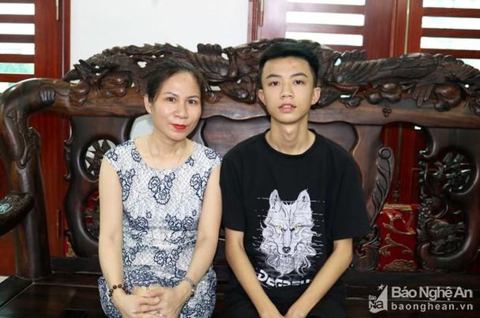 Chị Trần Thị Phúc – mẹ Long chia sẻ: Là anh cả trong gia đình, Long có ý thức tự lập sớm, tinh thần tự học cao, mẹ ít khi phải nhắc nhở.