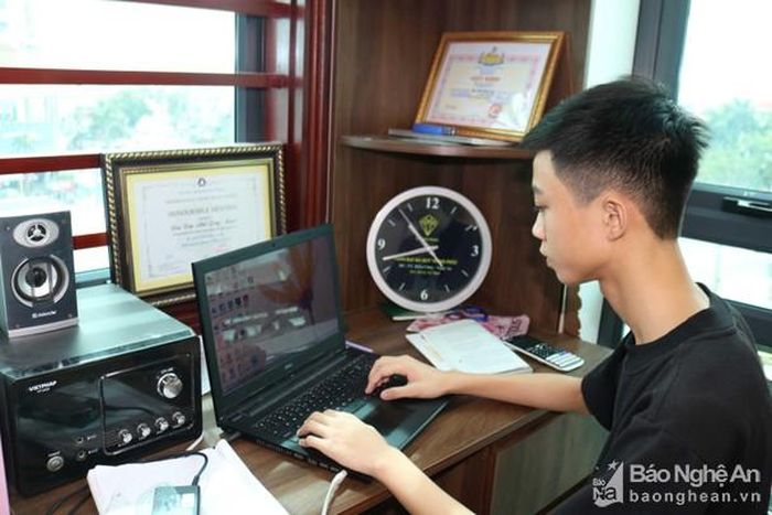 Đậu Trần Nhất Long bên góc học tập tại nhà