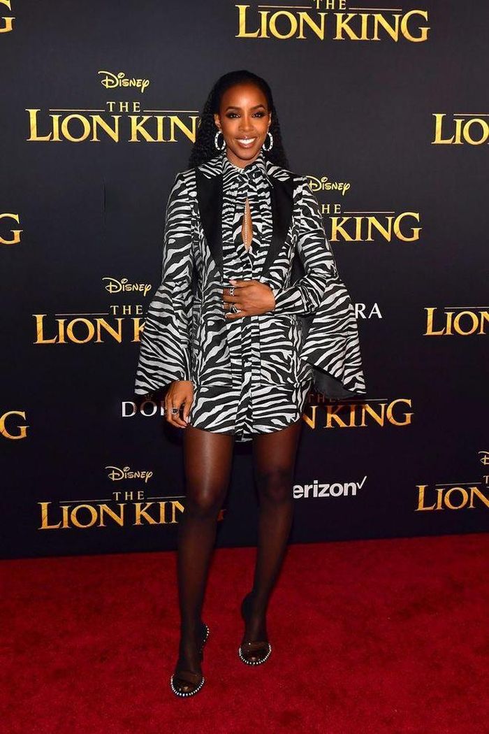 Kelly Rowland diện bộ váy họa tiết ngựa vằn cùng giày cao gót nạm ngọc trai. Cựu thành viên Destiny's Child đến để chúc mừng cho cô bạn Beyonce thân thiết.