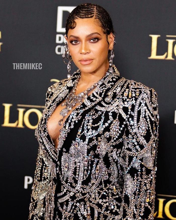 Tạp chí Harper's Bazaar dành một bài viết để khen ngợi diện mạo của Beyonce. Theo đó, cô khoác lên người kiểu áo blazer giấu quần đính hàng nghìn viên pha lê đến từ thương hiệu Alexander McQueen. Đi kèm là phần chân váy cầu kỳ không kém. Giọng ca Halo áp dụng kiểu tóc tết ép sát vào đầu rất cá tính.