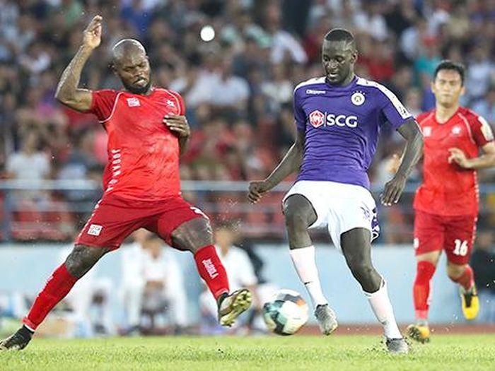 Papa Ibou (phải) là tân binh được Hà Nội FC đưa về từ châu Âu để thay thế Oseni.Ảnh: Hoàng Linh