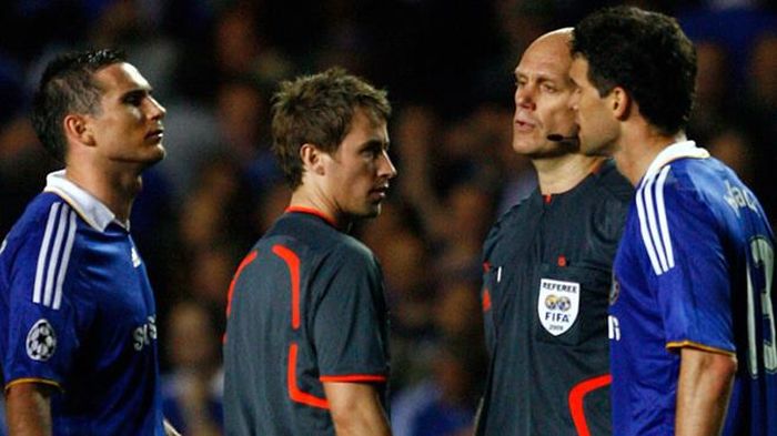 Trận Chelsea 1-1 Barca được coi như là vết nhơ về trọng tài lớn nhất trong lịch sử Champions League