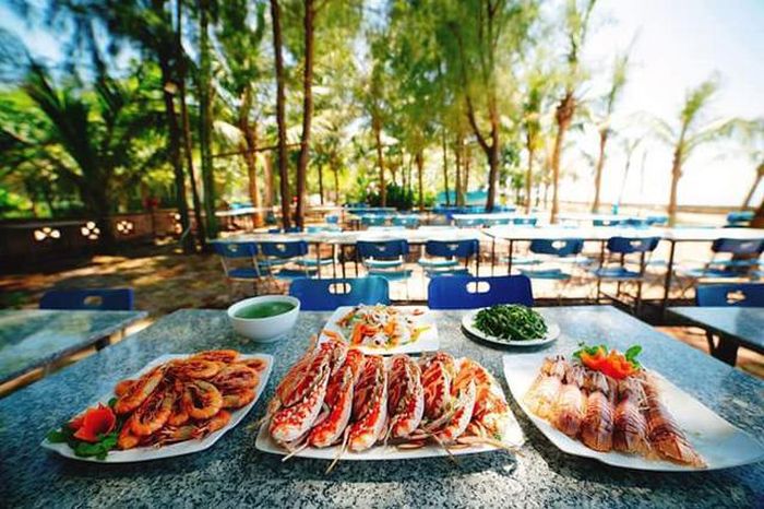 Hoặc có thể khiến bạn bè ghen tị khi check in với đồ ăn ngon, sang chảnh tại các nhà hàng nơi đây