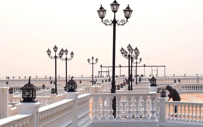 Khu cầu cảng được thiết kế mang phong cách phương tây, nổi bật với mầu trắng tinh khôi