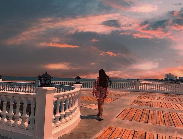 Khu vực cầu cảng là điển check in đẹp như mơ, giúp các bạn trẻ có thể tha hồ... sống ảo với những bức ảnh biển chụp lúc hoàng hôn...