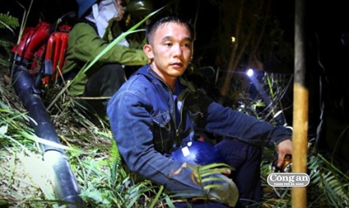 Phút nghỉ ngơi của lực lượng tham gia dập lửa.