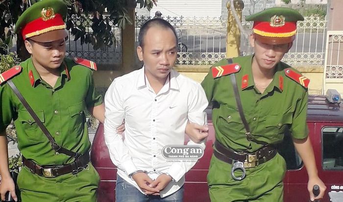 Trần Văn Trung bị dẫn giải đến phiên tòa.