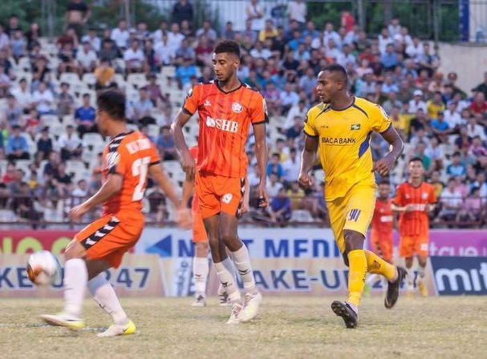 Ngoại binh Vinicius (áo vàng) của SLNA. Ảnh: VPF