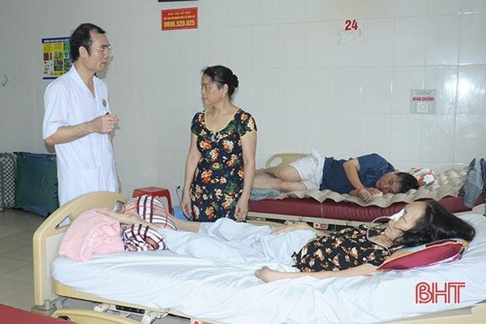 Tăng huyết áp gây ra nhiều biến chứng nguy hiểm, nhất là về tim mạch (Trong ảnh: Tiến sỹ, bác sỹ Lê Văn Dũng - Trưởng khoa Tim mạch, BVĐK Hà Tĩnh trao đổi với người nhà bệnh nhân về những biến chứng của tăng huyết áp)