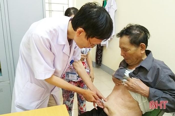 Bác sỹ Thái Thọ - Trưởng khoa Nội tiết, BVĐK Hà Tĩnh hướng dẫn người bệnh cách kiểm soát đường huyết để tranh gây ra những biến chứng nặng nề, nguy hiểm.
