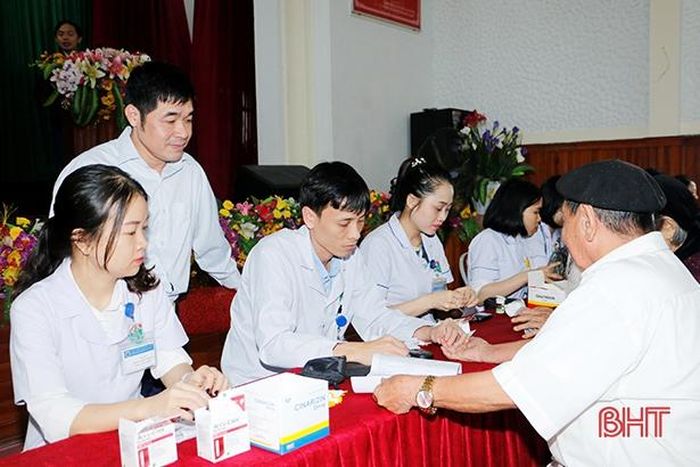 Các y bác sỹ BVĐK Hà Tĩnh test đường nhanh cho người dân