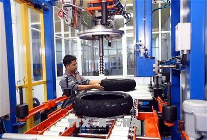 Dây chuyền sản xuất lốp xe tại một công ty Thành phố Hồ Chí Minh. Ảnh: Danh Lam - TTXVN