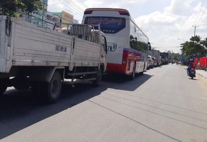 Nhiều xe nối đuôi nhau chờ qua cầu An Bình