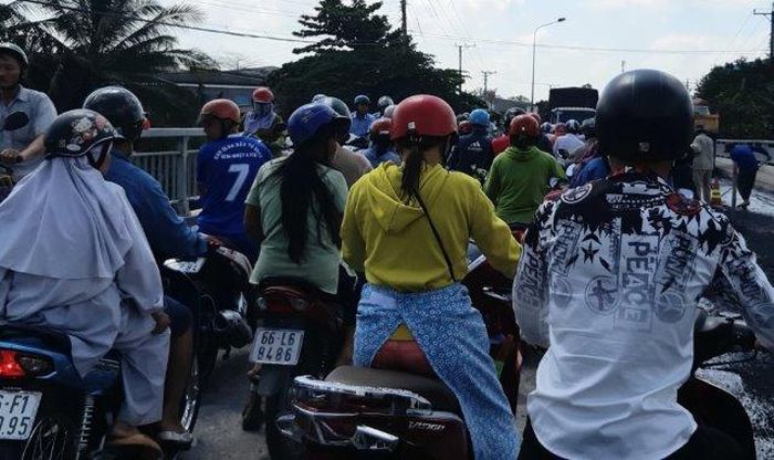 Xe gắn máy nhích từ chút để qua cầu An Bình