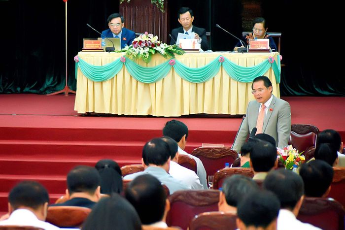 Giám đốc Sở Kế hoạch và Đầu tư trả lời chất vấn. Ảnh: Đức Thụy