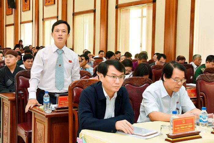 Đại biều Nguyễn Trung Kiên-Phó Ban Kinh tế- Ngân sách HĐND tỉnh tham gia phiên chất vấn. Ảnh: Đức Thụy
