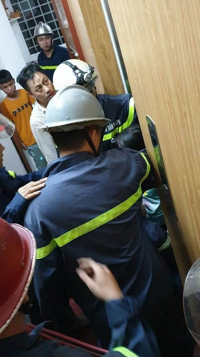 Lực lượng Đội Cảnh sát PCCC&amp;CNCH - Công an quận 1 giải cứu hai cháy bé bị kẹt trong thang máy ra ngoài an toàn