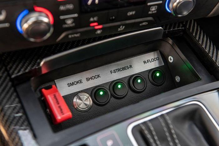  Chiếc sedan của AddArmor được coi là một “pháo đài” bất khả xâm phạm với hàng loạt thiết bị chuyên dụng, bao gồm bình xịt hơi cay, lựu đạn khói, súng âm thanh, cảm biến phát hiện bom mìn, camera hồng ngoại, mặt nạ chống độc, bình oxy, lốp run-flat và tay nắm cửa có chức năng phóng điện. 