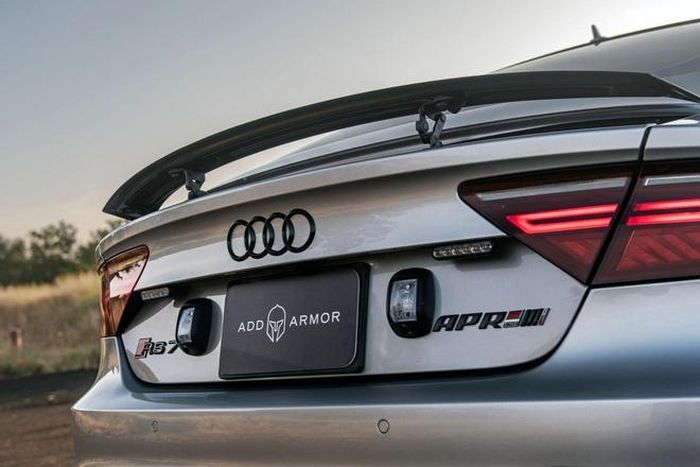  Ở phía sau, xe còn được gắn hệ thống đèn siêu sáng tương tự máy bay có khả năng gây lóa mắt đối phương. 