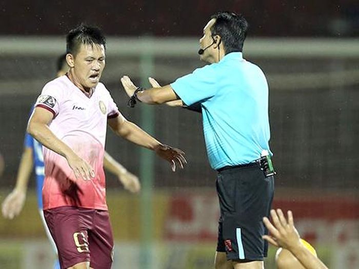 Trọng tài Nguyễn Văn Chôm ở trận đấu giữa Sài Gòn FC và Than Quảng Ninh trên sân Thống Nhất. Ảnh: VPF