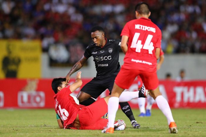 Heberty (giữa) có cơ hội nhưng không thể ghi bàn cho Muangthong United trong hiệp 1.Ảnh: Siam Sport