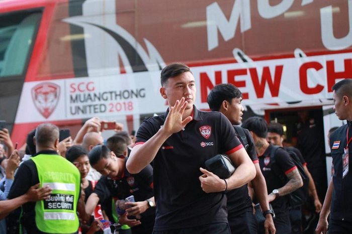 Văn Lâm cùng đồng đội có mặt tại sân đấu của CLB Chiangmai FC. Ảnh: Kitti Tupmalai