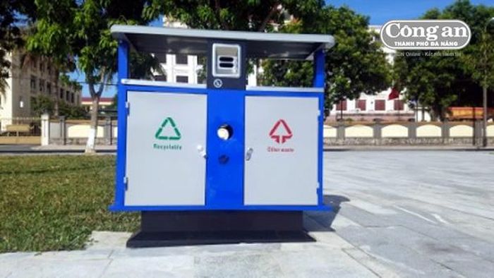 Chiếc thùng rác “Tây hóa” gây lúng túng cho người dân.