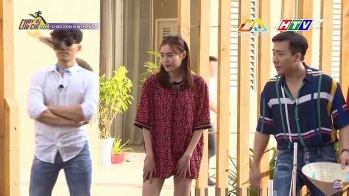Ninh Dương Lan Ngọc diện mốt giấu quần trong tập 13 "Chạy đi chờ chi".