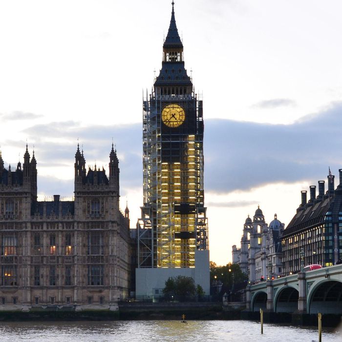 Mỗi mặt đồng hồ Big Ben có khắc dòng chữ: “Xin Chúa hãy bảo vệ cho nữ hoàng Victoria của chúng con”.
