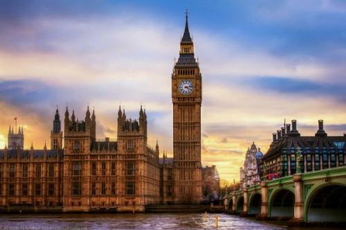 Tháp đồng hồ Big Ben cũng bị nghiêng giống Tháp nghiêng Pisa. Thế nhưng, độ nghiêng của Big Ben không lớn bằng Tháp nghiêng Pisa.