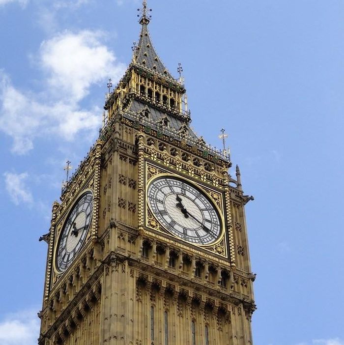 Trọng lượng tháp đồng hồ Big Ben khiến nhiều người ngỡ ngàng khi nặng 9.553 tấn.