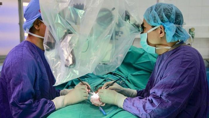 Các bác sĩ tiến hành nối động mạch dương vật cho người chồng 24 tuổi. Ảnh: Bệnh viện Việt Đức.