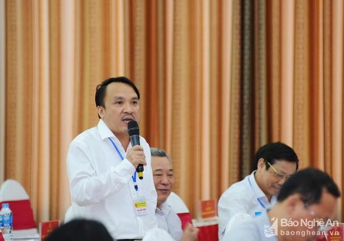 Lãnh đạo Sở Y tế trao đổi về vấn đề chất lượng nước sinh hoạt tại kỳ họp thứ 9, HĐND tỉnh XVII. Ảnh: Đào Tuấn.