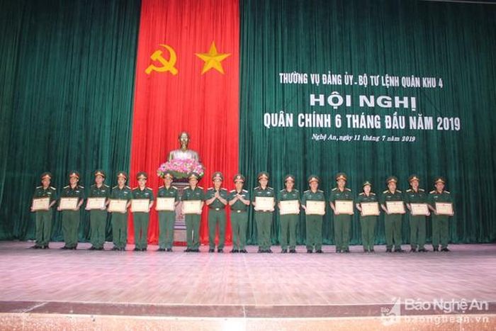 Thủ trưởng Bộ Tư lệnh Quân khu trao Bằng khen tặng các tập thể, cá nhân có thành tích xuất sắc trong phục vụ Đại hội Thi đua Quyết thắng và tham gia chữa cháy rừng.