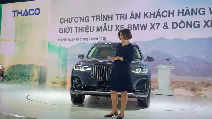 Bà Veronika Hammond - Giám đốc Kinh doanh BMW Châu Á giới thiệu "đại gia đình" SUV tại Hà Nội
