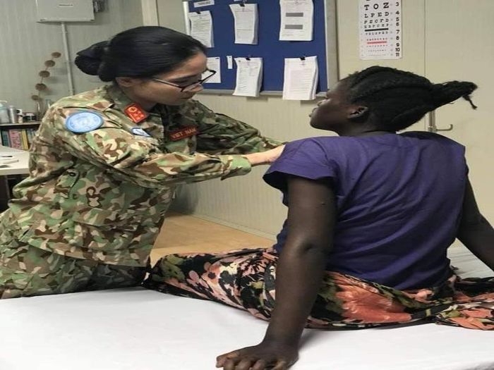 Vợ thống đốc Bentiu được bác sĩ Việt Nam thăm khám. Ảnh: AH