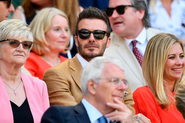 Ngồi bên trái là mẹ của Beckham, bà Sandra. Khi trận đấu giữa Halep và Svitolina bắt đầu, các cuộc trò chuyện tạm dừng, và mọi người tập trung theo dõi diễn biến dưới sân.