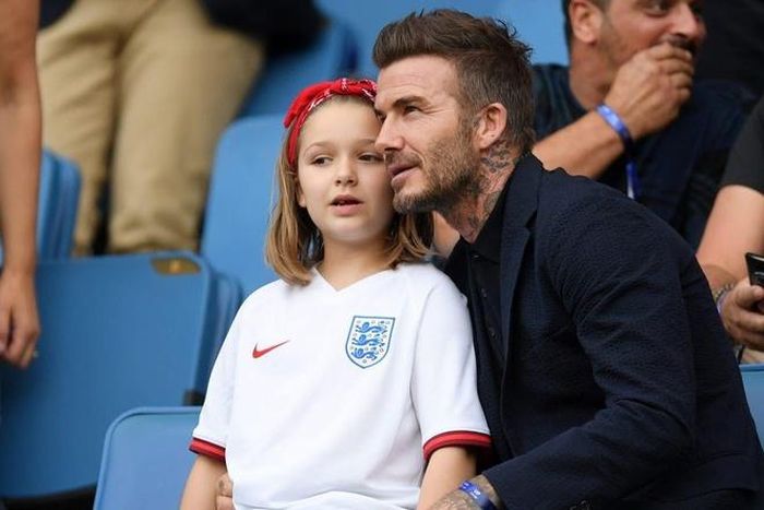 Cuối tháng 6 vừa qua, Beckham cùng con gái Harper 7 tuổi có mặt trên khán đài nước Pháp cổ vũ đội tuyển bóng đá Anh tại tứ kết World Cup nữ. Kết quả, đội bóng "Tam sư" giành chiến thắng 3-0 trước Na Uy. Tuy nhiên, tuyển Anh đã dừng bước tại bán kết trước Mỹ, đội bóng lên ngôi vô địch sau đó.